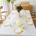 Mesa de celebración decorada con el kit El Jardín de las Margaritas; ideal para baby showers y meriendas de cumpleaños con estilo elegante y primaveral.