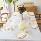 Mesa de celebración decorada con el kit El Jardín de las Margaritas; ideal para baby showers y meriendas de cumpleaños con estilo elegante y primaveral.