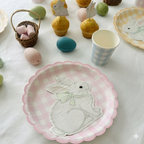 Kit de decoración de mesa para fiestas infantiles temáticas El Jardín del Conejo, vajilla de papel premium en colores pastel vichy y menaje elegante para cumpleaños de niños.
