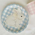 Kit de decoración de mesa para fiestas infantiles temáticas El Jardín del Conejo, vajilla de papel premium en colores pastel vichy y menaje elegante para cumpleaños de niños.