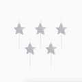 Velas de cumpleaños con forma de estrella y acabado brillante plateado sobre fondo blanco.