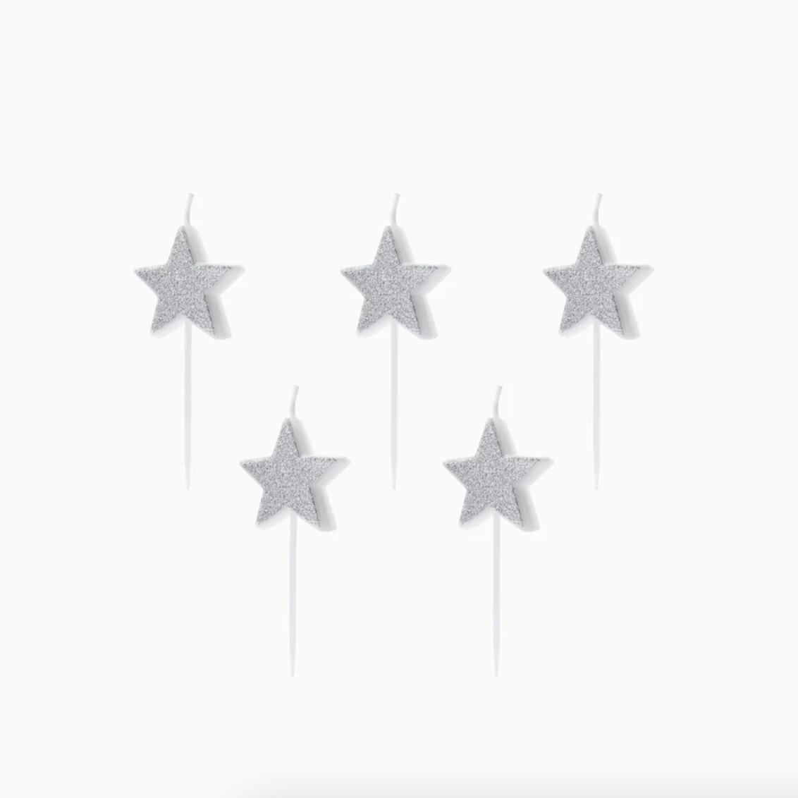 Velas de cumpleaños con forma de estrella y acabado brillante plateado sobre fondo blanco.