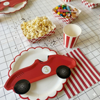 Primer plano de un plato de papel de cumpleaños con un diseño detallado de un coche de carreras vintage de color rojo, con el número 3 y volante.