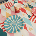 Detalle de toppers para tartas y cupcakes de la colección El Gran Circo de Colores, con figuras de cebra, caballos de carrusel y payasos sobre un mantel de rombos.
