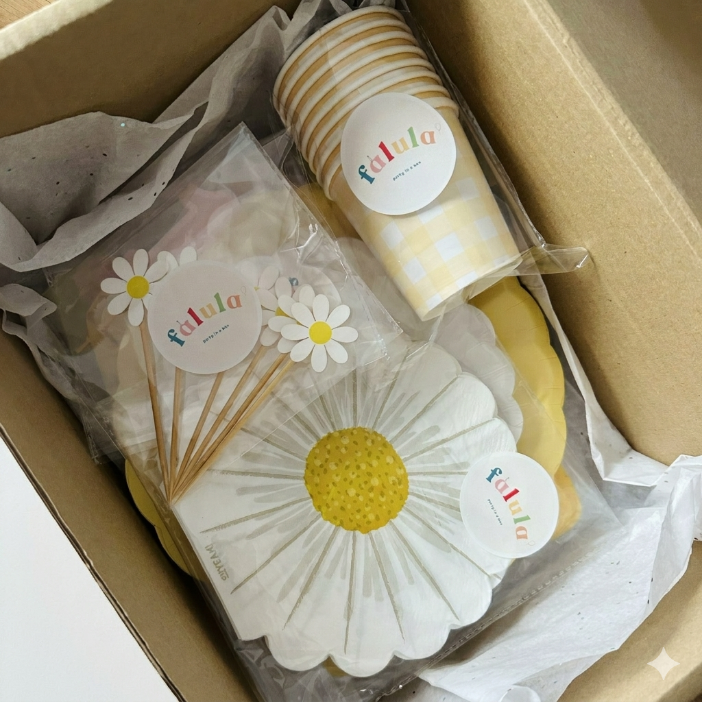 Caja de fiesta "Party in a box" de Falula con la colección El Jardín de las Margaritas lista para enviar en Madrid; incluye vasos vichy y platos de flores.