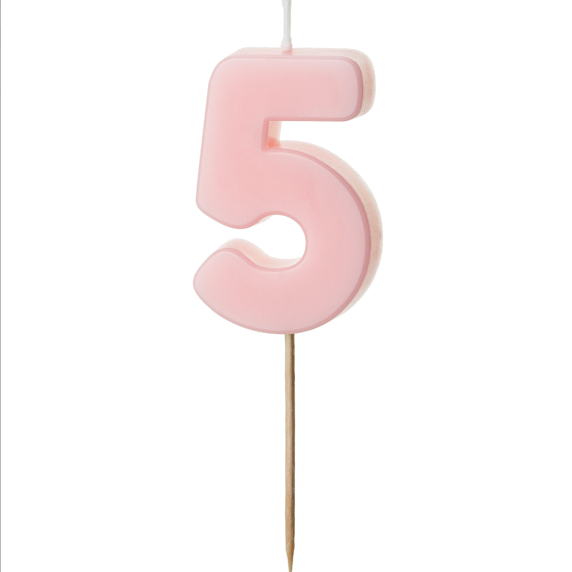 Vela de cumpleaños con forma de número en color pastel suave sobre fondo blanco número 5.