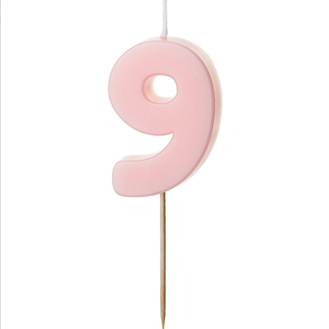 Vela de cumpleaños con forma de número en color pastel suave sobre fondo blanco número 9.