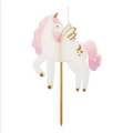 Vela de cumpleaños con forma de unicornio rosa con alas sobre fondo blanco.